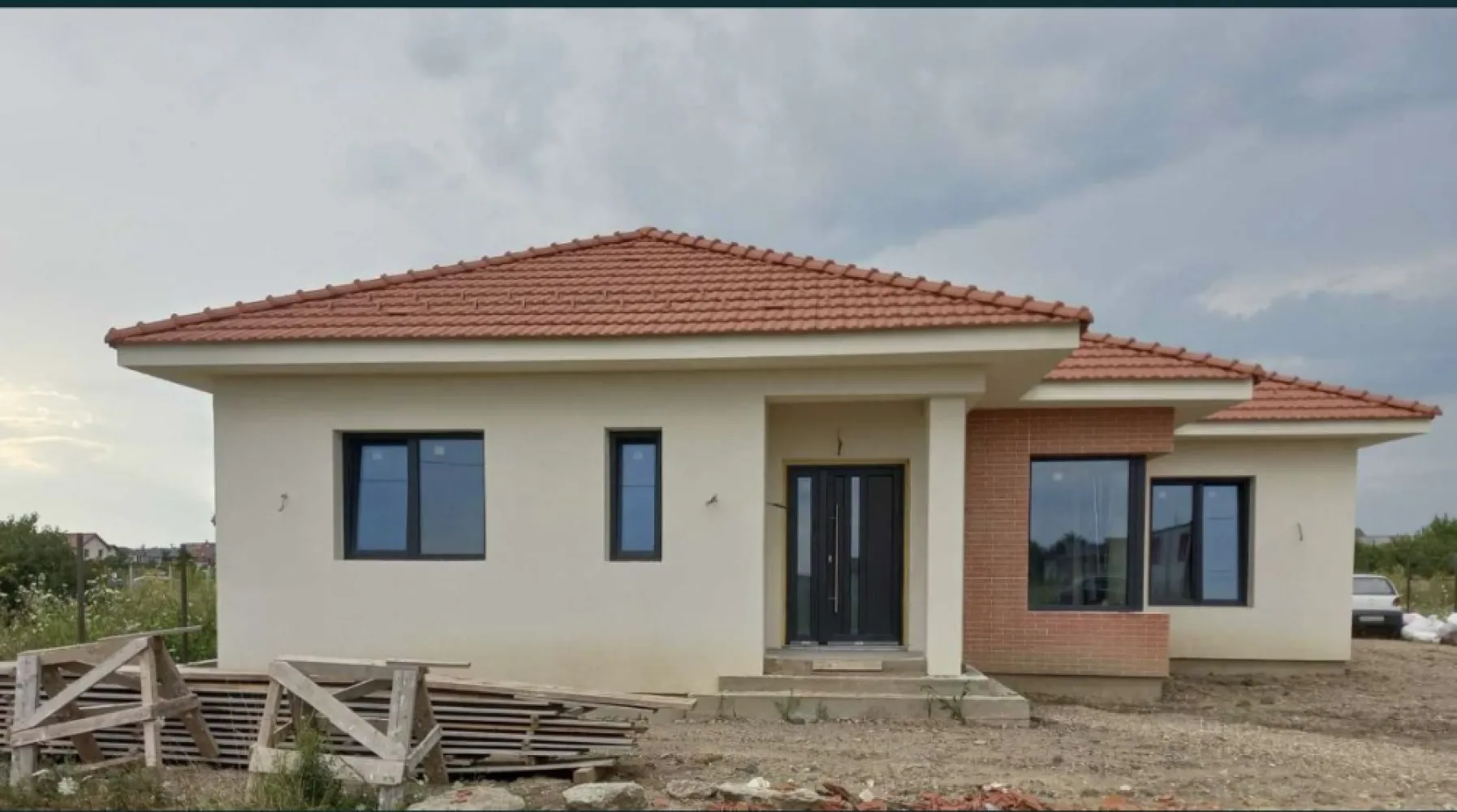 Vand casa Paulesti - Locatie: loc. Paulesti, str. Andrei Muresanu, nr. 12, jud. Satu Mare (proprietate usor accesibila de la strada Principala, fie prin str. Ghioceilor/str. Randunelelor/str. Nicolae Balcescu). Suprafata teren = 600mp (22.10m x 27.15m) Suprafata construita la sol (amprenta) = 175mp Suprafata utila = 142mp Compartimentare: intrare acoperita, vestibul, living, dining, bucatarie, hol, doua bai, trei dormitoare (din care unul matrimonial, cu dressing si baie proprie), spalatorie, camera tehnica si terasa acoperita. Detalii constructive: - Izolatie - Termosistem la fatada este realizata cu vata minerala bazaltica pentru fatada, in grosime de 20cm Rockwool Frontrock Casa (grosime maxima ce se gaseste de vanzare si probabil cea mai buna calitate); - Tamplarie PVC Salamander 92mm (probabil, cea mai performanta la ora actuala) cu 6 camere de izolare si geam termoizolant triplu. Aceasta a fost achizitionata si montata cu cei de la ASO din Baia Mare. Pentru ferestre se poate analiza in detaliu fereastra-aso.ro/exclusiv/, iar pentru usa din terasa fereastra-aso.ro/usi-culisante-cu-ridicare/. - Planseu din beton armat - La acoperis este montata astereala din scandura pe toata suprafata, iar peste aceasta este montata folie anticondens, sipci, contrasipci si invelitoare din tigla ceramica Tondach. - Inaltimea libera intre pardosela si tavan = 2.85m STANDARDUL nZEB Foarte important: casa este proiectata sa se incadreze in Standardul nZEB (Nearly Zero Energy Building), varianta V3 - consum de energie anual mai mic, cel mult egal cu 110 kwh/mp/an – energie primara bruta. STADIU LA PREDARE: La exterior: finalizat. La interior: peretii si tavanul gata pregatiti a fi dati cu lavabila (au fost aplicate tencuiala manuala, si doua staraturi de glet), instalatii sanitare si electrice finalizate, incalzirea in pardoseala finalizata si sapa turnata peste izolatiea la placa pardosela din polistiren de 10cm grosime gata pregatita pentru montaj pardoseli. Curtea nivelata si imprejmuita pe trei laturi. Vor fi puse la dispozitie utilitatile apa, canal - fosa septica si electricitate. Strada Andrei Muresanu este recent asfaltata. Toate lucrarile au fost executate doar cu personal calificat (maistru in constructii), urmarite de inginer constructor si supervizate de diriginte de santier atestat. In momentul vanzarii se va preda cartea tehnica a constructiei cu totalitatea istoricului constructiei, procese verbale de lucrari ascunse, condica de betoane, certificate de conformitate si calitate a tuturor materialelor puse in opera si imagini reale din timpul executiei lucrarilor.