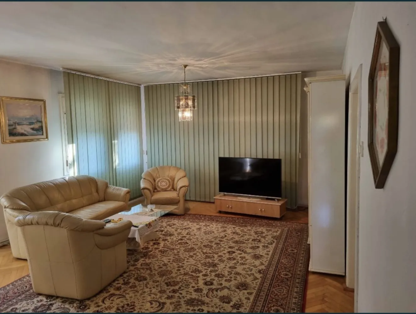Casa ultracentrala - Se ofera spre vanzare casa rezidentiala, situata ultracentral, P+1, si teren in suprafata de 400mp, construita in 1992/1994, cu fundatie din beton, peretii din caramida. La parter: hol, bucatarie, cu acces la terasa acoperita din curte, baie cu vana, din hol respectiv bucatarie se poate accesa salonul care cuprinde si spatiul pentru servit masa, iar din hol se poate accesa garajul care are usa teleghidata, este gresiat, are curentul introdus, apa curenta, partial mobilat astfel incat poate functiona si pe post de bucatarie de vara. Tot la parter se afla camera de cazane, unde este amplasata si masina de spalat, respectiv spatiu pentru calcat. La semietaj, se gaseste un dormitor cu balcon si o garderoba. la etaj se afla doua dormitoare, baie cu cabina de dus, respectiv acces pe terasa acoperita de la etaj. In curte se afla o terasa acoperita care poate fi accesata si din bucatarie. Casa dispune de incalzire centrala, instalatia fiind din tevi de cupru, apa si canalizare de la retea. Casa este izolata la exterior cu polistiren de 10cm. Bucataria,terasa acoperita si baile, sunt gresiate si faiantate, camerele si holutile sunt parchetate, ferestrele si usile sunt partial din lemn si termopane. Imobilul se vinde complet mobilat.