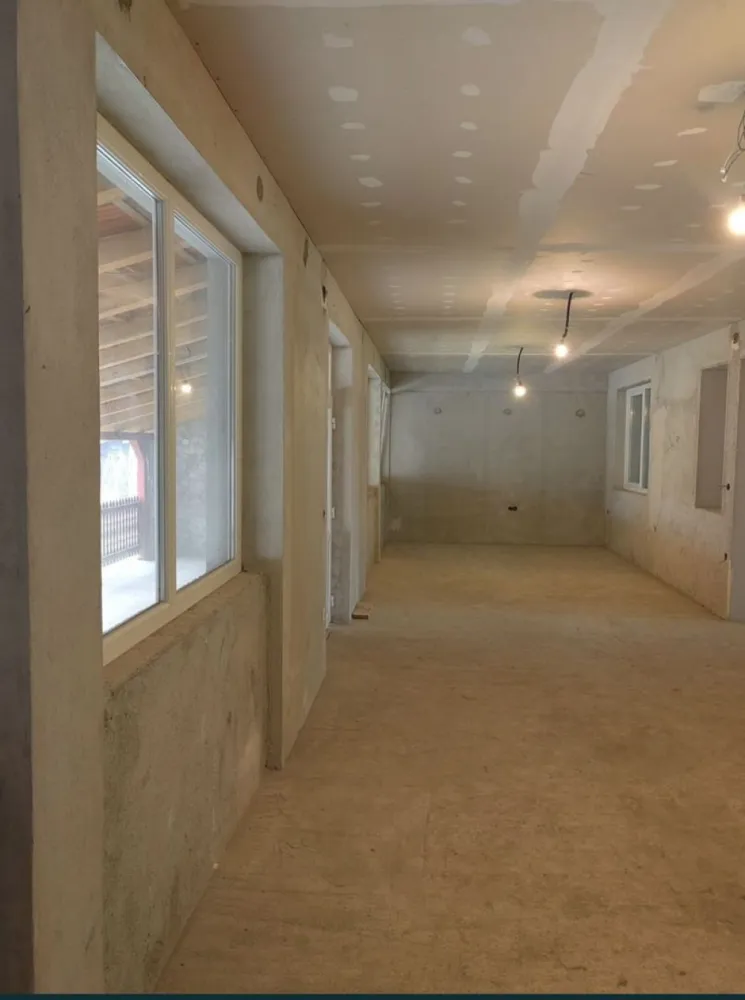 Casa de vanzare in Dorolot - Casa de vânzare în Dorolț, construit in anul 2015, îngrădit, 1000 mp, 4 camere, 2 bai, living , garaj cu capacitate de 6 mașini, beci +anexă , teresa. Va rog să sunați, nu răspund la mesaje.