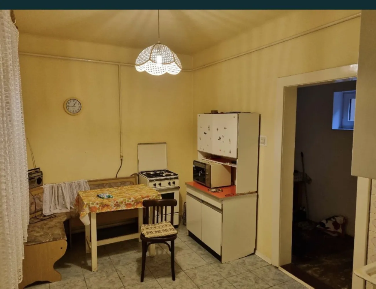Casa centrala cu etaj - Se ofera spre vanzare casa rezidentiala, situata ultracentral, P+1, construita intre anii 1975-1976, avand fundatia din piatra de munte, peretii din caramida. Utilitati din dotarea casei: gaz, incalzire centrala, apa si canalizare de la retea. Suprafata construita a casei este de aproximativ 140mp, respectiv o curte cu gradina in suprafata de 1000mp. La parter se afla bucataria, camara de alimente, baie cu vana, o boxa pentru depozitat diverse bunuri, o camera de zi, si casa scarilor. La etaj sunt trei camere, din care una cu balcon, debara cu posibilitatea de a fi amenajata ca baie. De asemenea, spatiul din pod poate fi amenajat pentru locuit. Toate incaperile au intrari separate, camerele sunt parchetate cu parchet din lemn lacuit, iar peretii sunt zugraviti in lavabil, In anul 2006 s-au efectuat urmatoarele imbunatatiri: a fost schimbata usa principala de intrare in termopan, respectiv toate ferestrele sunt termopane imitatie de lemn, prevazute cu sita antiinsecte si jaluzele, casa a fost izolata la exterior cu polistiren de 10cm, respectiv a fost schimbat acoperisul. Casa este imediat ocupabila.