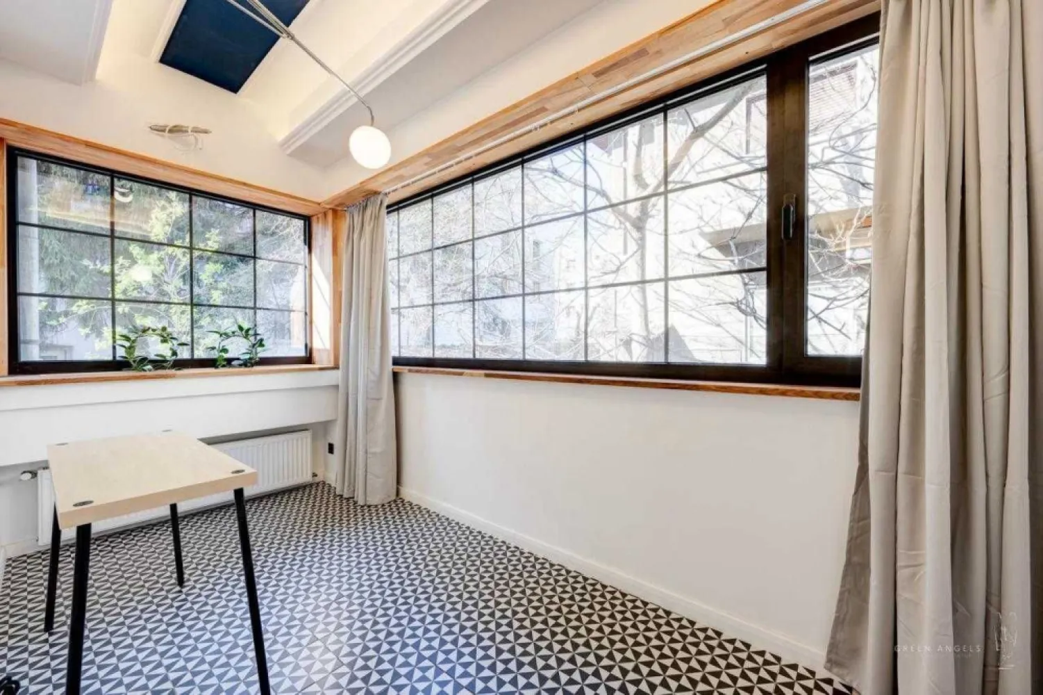 Vand APARTAMENT 3 CAMERE in FLOREASCA (direct proprietar) - Vand APARTAMENT 3 CAMERE in FLOREASCA (direct proprietar) Locație: Strada Soldat Neagu Florea, București Preț: 300.000 Euro Suprafata construita apartament: 104.00 mp Suprafata utila apartament: 81.28 mp Descoperiți rafinamentul unui apartament unic situat într-o vilă istorică din anii ‘40, recent consolidat, restaurat și reconfigurat pentru a combina eleganța perioadei interbelice cu confortul modern. Amplasat la parterul înalt (Hochparter) al unui imobil cu regimul de înălțime D+P+1+M, acest apartament oferă o oportunitate rară de a trăi într-o locație deosebită, pe strada Soldat Neagu Florea, adiacentă străzii Calea Floreasca. Caracteristici principale: Locație Premium: Situat într-o zonă deosebită, între Agora Floreasca și Dezvoltarea One Eliade, este la doar câțiva pași de patru parcuri (Parcul Cinematograf Floreasca, Parcul Floreasca, Parcul Automatica și Parcul Ponton Floresca) și în apropiere de cele mai populare baruri, cafenele și restaurante. Totodata, in apropiere se regasesc scoli și grădinițe si zona beneficiaza de acces rapid la transportul public: stația de autobuz George Călinescu la 1 minut și stația de metrou Ștefan cel Mare la 10 minute de mers pe jos. Design și Renovare: Apartamentul a fost complet consolidat, restaurat și reconfigurat, păstrând izul și eleganța vremurilor interbelice. Consolidarea apartamentului s-a relizat conform unei expertize tehnice realizata de catre un inginer structurist. Restaurarea a inclus înlocuirea instalațiilor electrice, sanitare și termice, precum și recondiționarea tâmplăriei și actualizarea finisajelor. Finisajele includ parchet tip herringbone compatibil cu încălzirea în pardoseală și plăci ceramice în băi și bucătărie. Compartimentare Funcțională: Zona de Living: Spațioasă și luminoasă este conectată direct cu zona de dining, dispusă într-un spațiu de tip seră, iar bucătăria generoasă, este complet separata si dotată cu camară. Adiacent se afla baia principala. Zona Matrimonială: Include un dormitor elegant, baie matrimonială și un spațiu tampon flexibil, ideal pentru dressing, make-up room sau birou. Camera Suplimentară: Potrivită ca dormitor pentru copii, cameră de oaspeți sau birou. Apartamentul beneficiază de încălzire prin centrala proprie, sistem de încălzire în pardoseală și radiatoare. Racirea este asigurată de 3 aparate de aer condiționat, ce deservesc livingul, dormitorul matrimonial și respectiv dormitorul copilului/biroul. Pentru mai multe informații sau pentru a programa o vizionare, vă rugăm să ne contactați la 07******04 (Iulia Popescu).