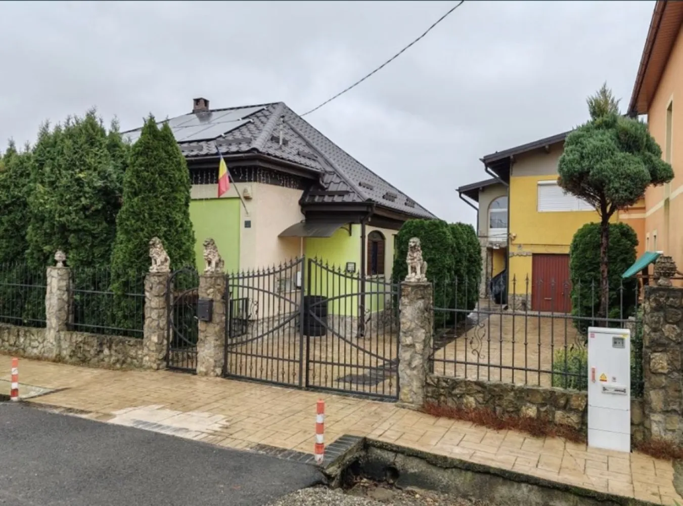 Casa in Paulesti - 2 Case cu CF separat independente Casa verde cu 3 dormitoare 1 baie 1 bucătărie 1 hol 1 living 1 beci 1 terasă 1 cămară 173 mp construit 150 desfășurat 7 ari teren Curte amenajată cu beton amprentat Apă Canalizare Termopane Curent + panouri solare Centrală murală pe gaz Supraveghere video Se vinde mobilată, mobilier la comandă aproape nou la modă ! Casa galbenă cu etaj 2 camere 1 bucătărie 2 băi 1 garaj 1 beci 1 cămară Apă Gaz Canalizare Termopane Centrală murală pe gaz Supraveghere video 149 mp construit 137 desfășurat 5 ari teren Ne mobilată Fiecare casă cu CF separat ! Casele se vând împreună, nu se vând separat !!! Toate utilitățile separate ! Fără ipotecă, se pot trece pe nume imediat ! Stradă asfaltată, liniștită Panouri fotovoltaice pe ambele case de 3.5 kw fiecare ! Acoperișuri noi la ambele case ! Accept variante cu 2 apartamente plus diferența la preț real !!! NU SUPRAEVALUAT !!! Nu închiriez !!! Preț vânzare 199.000 ușor negociabil !