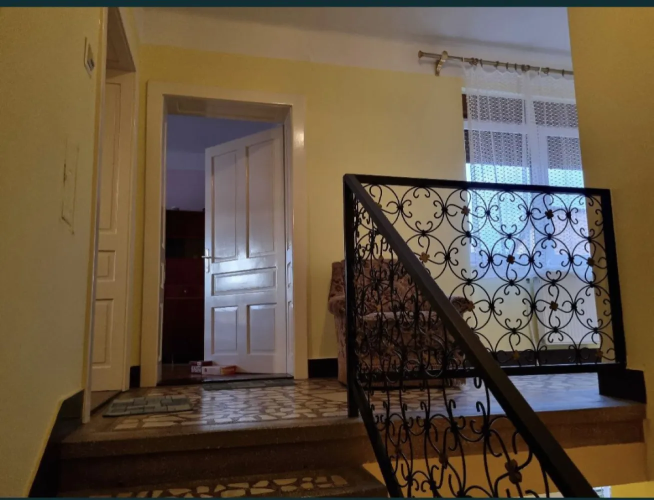Casa centrala cu etaj
