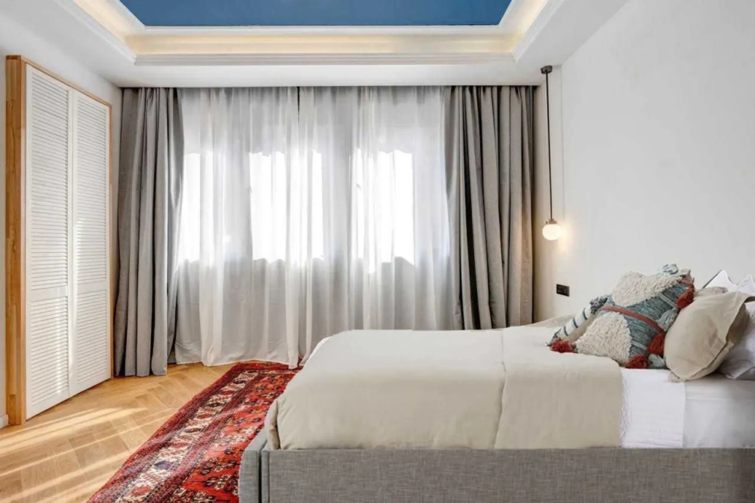 Vand APARTAMENT 3 CAMERE in FLOREASCA (direct proprietar) - Vand APARTAMENT 3 CAMERE in FLOREASCA (direct proprietar) Locație: Strada Soldat Neagu Florea, București Preț: 300.000 Euro Suprafata construita apartament: 104.00 mp Suprafata utila apartament: 81.28 mp Descoperiți rafinamentul unui apartament unic situat într-o vilă istorică din anii ‘40, recent consolidat, restaurat și reconfigurat pentru a combina eleganța perioadei interbelice cu confortul modern. Amplasat la parterul înalt (Hochparter) al unui imobil cu regimul de înălțime D+P+1+M, acest apartament oferă o oportunitate rară de a trăi într-o locație deosebită, pe strada Soldat Neagu Florea, adiacentă străzii Calea Floreasca. Caracteristici principale: Locație Premium: Situat într-o zonă deosebită, între Agora Floreasca și Dezvoltarea One Eliade, este la doar câțiva pași de patru parcuri (Parcul Cinematograf Floreasca, Parcul Floreasca, Parcul Automatica și Parcul Ponton Floresca) și în apropiere de cele mai populare baruri, cafenele și restaurante. Totodata, in apropiere se regasesc scoli și grădinițe si zona beneficiaza de acces rapid la transportul public: stația de autobuz George Călinescu la 1 minut și stația de metrou Ștefan cel Mare la 10 minute de mers pe jos. Design și Renovare: Apartamentul a fost complet consolidat, restaurat și reconfigurat, păstrând izul și eleganța vremurilor interbelice. Consolidarea apartamentului s-a relizat conform unei expertize tehnice realizata de catre un inginer structurist. Restaurarea a inclus înlocuirea instalațiilor electrice, sanitare și termice, precum și recondiționarea tâmplăriei și actualizarea finisajelor. Finisajele includ parchet tip herringbone compatibil cu încălzirea în pardoseală și plăci ceramice în băi și bucătărie. Compartimentare Funcțională: Zona de Living: Spațioasă și luminoasă este conectată direct cu zona de dining, dispusă într-un spațiu de tip seră, iar bucătăria generoasă, este complet separata si dotată cu camară. Adiacent se afla baia principala. Zona Matrimonială: Include un dormitor elegant, baie matrimonială și un spațiu tampon flexibil, ideal pentru dressing, make-up room sau birou. Camera Suplimentară: Potrivită ca dormitor pentru copii, cameră de oaspeți sau birou. Apartamentul beneficiază de încălzire prin centrala proprie, sistem de încălzire în pardoseală și radiatoare. Racirea este asigurată de 3 aparate de aer condiționat, ce deservesc livingul, dormitorul matrimonial și respectiv dormitorul copilului/biroul. Pentru mai multe informații sau pentru a programa o vizionare, vă rugăm să ne contactați la 07******04 (Iulia Popescu).