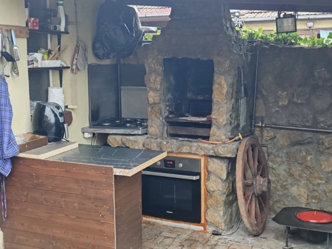 Casa in Paulesti - 2 Case cu CF separat independente Casa verde cu 3 dormitoare 1 baie 1 bucătărie 1 hol 1 living 1 beci 1 terasă 1 cămară 173 mp construit 150 desfășurat 7 ari teren Curte amenajată cu beton amprentat Apă Canalizare Termopane Curent + panouri solare Centrală murală pe gaz Supraveghere video Se vinde mobilată, mobilier la comandă aproape nou la modă ! Casa galbenă cu etaj 2 camere 1 bucătărie 2 băi 1 garaj 1 beci 1 cămară Apă Gaz Canalizare Termopane Centrală murală pe gaz Supraveghere video 149 mp construit 137 desfășurat 5 ari teren Ne mobilată Fiecare casă cu CF separat ! Casele se vând împreună, nu se vând separat !!! Toate utilitățile separate ! Fără ipotecă, se pot trece pe nume imediat ! Stradă asfaltată, liniștită Panouri fotovoltaice pe ambele case de 3.5 kw fiecare ! Acoperișuri noi la ambele case ! Accept variante cu 2 apartamente plus diferența la preț real !!! NU SUPRAEVALUAT !!! Nu închiriez !!! Preț vânzare 199.000 ușor negociabil !