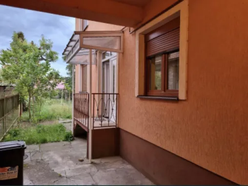 Casa centrala cu etaj