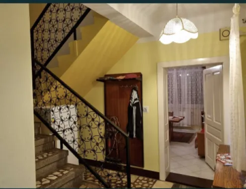 Casa centrala cu etaj