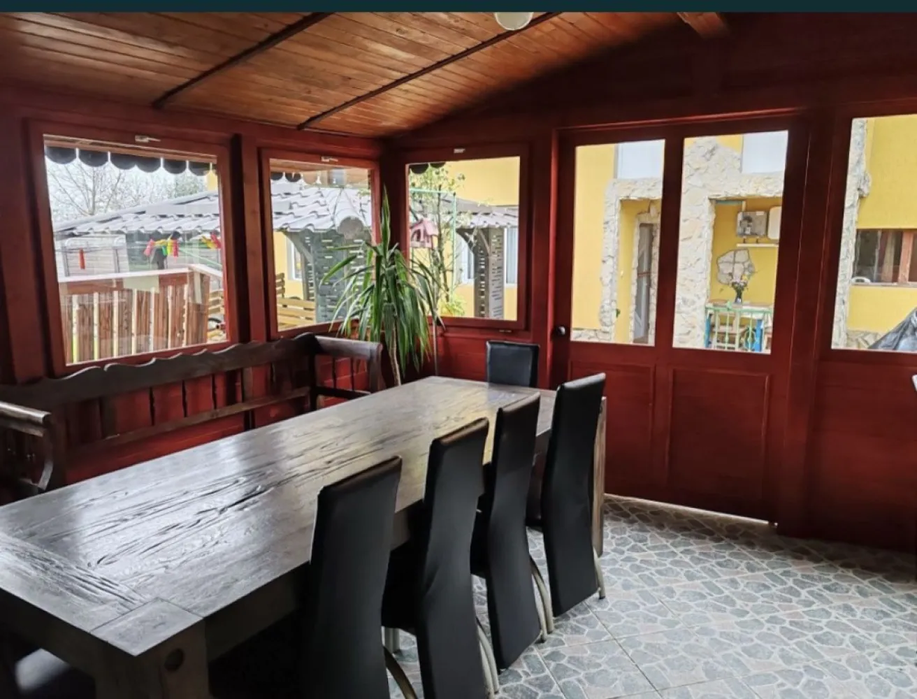 Casa in Paulesti - 2 Case cu CF separat independente Casa verde cu 3 dormitoare 1 baie 1 bucătărie 1 hol 1 living 1 beci 1 terasă 1 cămară 173 mp construit 150 desfășurat 7 ari teren Curte amenajată cu beton amprentat Apă Canalizare Termopane Curent + panouri solare Centrală murală pe gaz Supraveghere video Se vinde mobilată, mobilier la comandă aproape nou la modă ! Casa galbenă cu etaj 2 camere 1 bucătărie 2 băi 1 garaj 1 beci 1 cămară Apă Gaz Canalizare Termopane Centrală murală pe gaz Supraveghere video 149 mp construit 137 desfășurat 5 ari teren Ne mobilată Fiecare casă cu CF separat ! Casele se vând împreună, nu se vând separat !!! Toate utilitățile separate ! Fără ipotecă, se pot trece pe nume imediat ! Stradă asfaltată, liniștită Panouri fotovoltaice pe ambele case de 3.5 kw fiecare ! Acoperișuri noi la ambele case ! Accept variante cu 2 apartamente plus diferența la preț real !!! NU SUPRAEVALUAT !!! Nu închiriez !!! Preț vânzare 199.000 ușor negociabil !