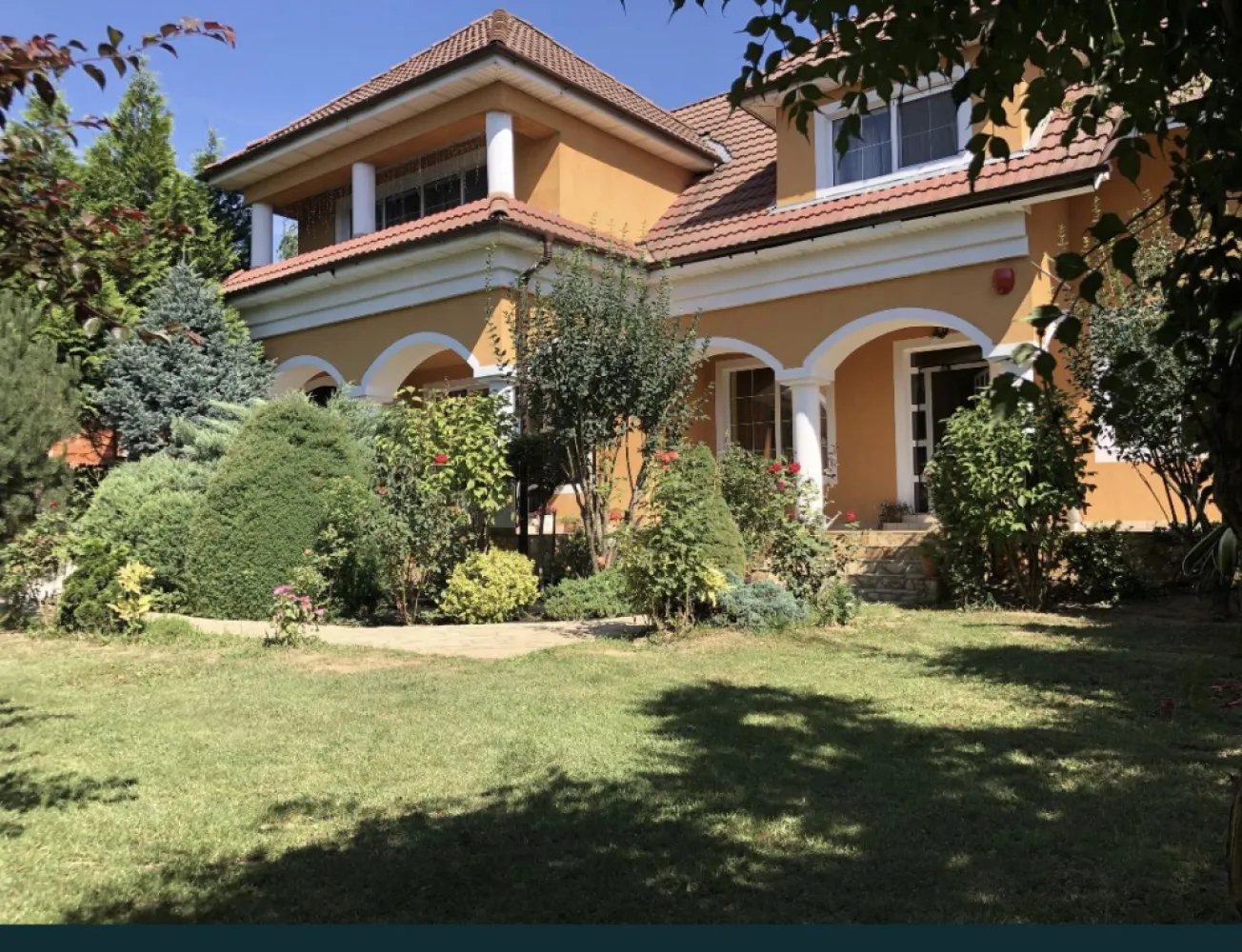 Casa Paulesti - Casa este situata intr-o zona deosebit de frumoasa cu multa verdeata , in paulest vizavi de hotel Melody . Este S+P+mansarda, are 165 m amprenta la sol si 360 m utili, pe un teren de 1100 m DESCRIERE Structura imobilului este împărțită astfel: - Demisolul cuprinde: 1 încăpere mare - Parterul cuprinde: 1 Bucătărie ,un living mare ,1 baie,1 camera,1 garaj cu baie - Mansarda: 3 camere, 2 baie, ieșire pe un balcon exterior. - Pod: spații amenajate de depozitare. Anexele imobilului se compun din: - 1 anexă – magazie tehnică pentru scule și unelte, în suprafață de 3 mp. - Foișor exterior acoperit, pentru luat masa afară. - Cuptor + grătar exterior. - livada ( cireș,vișin , mere,pere ,) Dotări suplimentare: - Teren aferent în suprafața totală de 1100mp, complet împrejmuit cu garduri și mulți copaci. - Poartă de acces cu acționare electrică prin radiofrecvență. - Sistem de supraveghere video (zi+noapte) cu 12 camere exterioare. - Sistem de încălzire cu calorifere, centrală pe gaz tip imergas noua