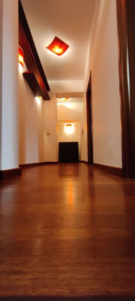 Dorobanți 4 camere - Apartament generos cu trei dormitoare care ofera spatii pentru intreaga familie si se afla intr-o zona cu access facil la scoli, piete, magazine, restaurante/cafenele si mijloace de transport. Compartimentarea este de tip decomandat, are 97 mp utili si este situat la etajul 4/5 al unui bloc construit in 1993, are vedere mixta, doua balcoane închise, doua bai plus un grup sanitar de serviciu. Incalzirea se face prin intermediul centralei de bloc. A fost renovat recent cu materiale si finisaje de cea mai buna calitate si se vinde complet utilat (plita, cuptor, frigider, masina spalat rufe, ACx2) şi câteva obiecte de mobilier. Pentru mai multe detalii sau pentru a programa o vizionare, te invit sa lasi un mesaj. Pret: 349.000 euro
