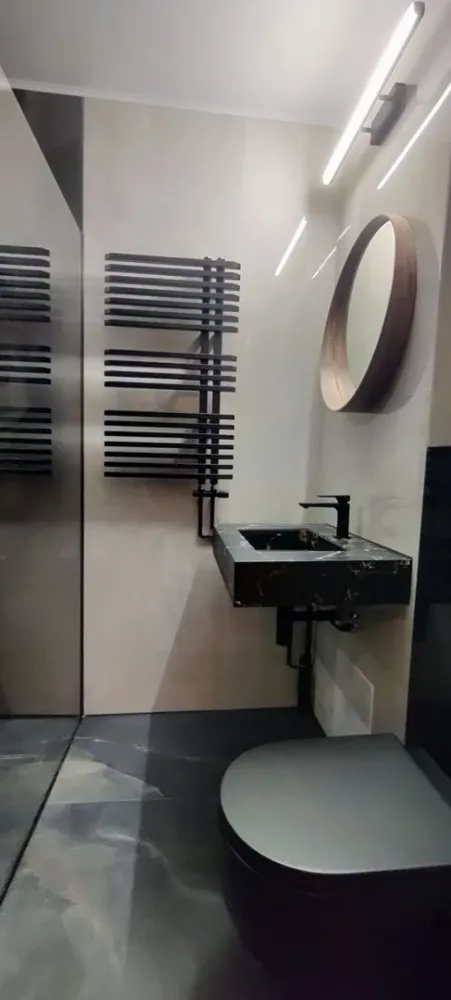 Dorobanți 4 camere - Apartament generos cu trei dormitoare care ofera spatii pentru intreaga familie si se afla intr-o zona cu access facil la scoli, piete, magazine, restaurante/cafenele si mijloace de transport. Compartimentarea este de tip decomandat, are 97 mp utili si este situat la etajul 4/5 al unui bloc construit in 1993, are vedere mixta, doua balcoane închise, doua bai plus un grup sanitar de serviciu. Incalzirea se face prin intermediul centralei de bloc. A fost renovat recent cu materiale si finisaje de cea mai buna calitate si se vinde complet utilat (plita, cuptor, frigider, masina spalat rufe, ACx2) şi câteva obiecte de mobilier. Pentru mai multe detalii sau pentru a programa o vizionare, te invit sa lasi un mesaj. Pret: 349.000 euro