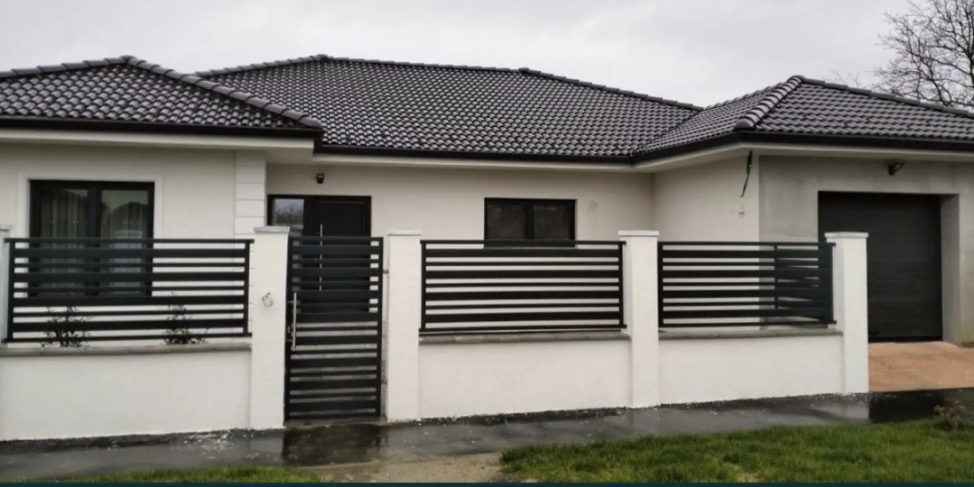 Casa de vanzare Lazuri - Proprietar Vând: - Casa din cărămidă ,constructie 2023 cu o suprafață construită de 200 mp / utilă 160 mp,plus o terasa de 35 mp. , având un teren de 726 mp cu front de30 m. -Casa este izolata foarte bine în toate punctele. -Geamuri Termopan Salamander bluevolution Premium, uși interior Porta Doors, Premium! - In curte este făcută o anexă acoperita ,cămară ptr scule, țarc ptr câine. -Casa este situata in com Lazuri la 2 km de oraș,casa foarte bine poziționată și strada extrem de liniștită! -Utilități:Curent trifazic,apa,canalizare, RCS RDS,in curte este forat un puț ptr udat gazonul conectat la hidrofor. - Casa este compusa din : 1 living spațios de 30mp,cu șemineu , 2 dormitoare , 1 camera folosita ca dresing ( cu posibilitatea de încă un dormitor ), bucătarie complet utilata , baia mare, garaj încălzit , camera de depozitare , camera tehnica . -Casa se vinde gata finisata și utilitata complect. - Casa este încălzită prin sistem automatizat legat la o pompa de căldură Daikin+++ aer-apa ,încălzirea pe toată suprafața casei este in pardoseala,totodată prevăzută cu sistem de supraveghere. - Materialele folosite sunt doar de clasa Premium. Pentru vizionare sau mai multe detalii referitoare la casa nu ezitați să sunați la Nr de telefon : 0742622661