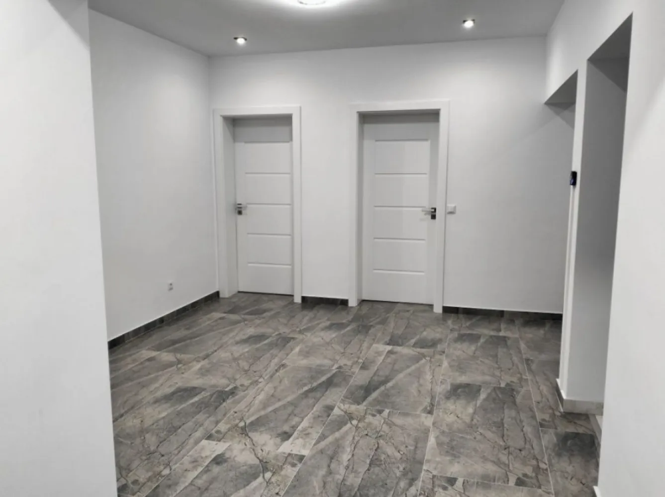 Casa de vanzare Lazuri - Proprietar Vând: - Casa din cărămidă ,constructie 2023 cu o suprafață construită de 200 mp / utilă 160 mp,plus o terasa de 35 mp. , având un teren de 726 mp cu front de30 m. -Casa este izolata foarte bine în toate punctele. -Geamuri Termopan Salamander bluevolution Premium, uși interior Porta Doors, Premium! - In curte este făcută o anexă acoperita ,cămară ptr scule, țarc ptr câine. -Casa este situata in com Lazuri la 2 km de oraș,casa foarte bine poziționată și strada extrem de liniștită! -Utilități:Curent trifazic,apa,canalizare, RCS RDS,in curte este forat un puț ptr udat gazonul conectat la hidrofor. - Casa este compusa din : 1 living spațios de 30mp,cu șemineu , 2 dormitoare , 1 camera folosita ca dresing ( cu posibilitatea de încă un dormitor ), bucătarie complet utilata , baia mare, garaj încălzit , camera de depozitare , camera tehnica . -Casa se vinde gata finisata și utilitata complect. - Casa este încălzită prin sistem automatizat legat la o pompa de căldură Daikin+++ aer-apa ,încălzirea pe toată suprafața casei este in pardoseala,totodată prevăzută cu sistem de supraveghere. - Materialele folosite sunt doar de clasa Premium. Pentru vizionare sau mai multe detalii referitoare la casa nu ezitați să sunați la Nr de telefon : 0742622661