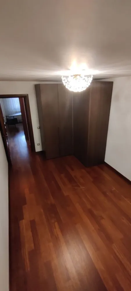 Dorobanți 4 camere - Apartament generos cu trei dormitoare care ofera spatii pentru intreaga familie si se afla intr-o zona cu access facil la scoli, piete, magazine, restaurante/cafenele si mijloace de transport. Compartimentarea este de tip decomandat, are 97 mp utili si este situat la etajul 4/5 al unui bloc construit in 1993, are vedere mixta, doua balcoane închise, doua bai plus un grup sanitar de serviciu. Incalzirea se face prin intermediul centralei de bloc. A fost renovat recent cu materiale si finisaje de cea mai buna calitate si se vinde complet utilat (plita, cuptor, frigider, masina spalat rufe, ACx2) şi câteva obiecte de mobilier. Pentru mai multe detalii sau pentru a programa o vizionare, te invit sa lasi un mesaj. Pret: 349.000 euro