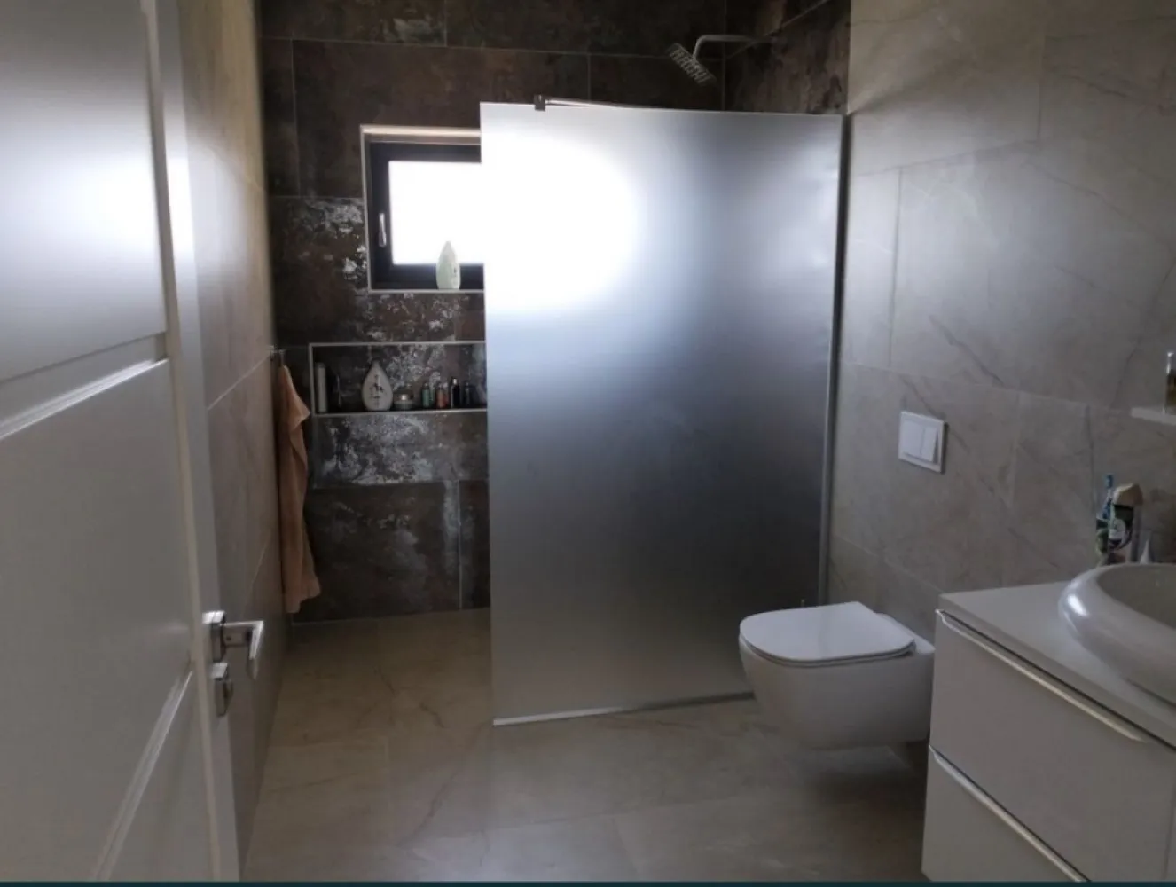 Casa de vanzare Lazuri - Proprietar Vând: - Casa din cărămidă ,constructie 2023 cu o suprafață construită de 200 mp / utilă 160 mp,plus o terasa de 35 mp. , având un teren de 726 mp cu front de30 m. -Casa este izolata foarte bine în toate punctele. -Geamuri Termopan Salamander bluevolution Premium, uși interior Porta Doors, Premium! - In curte este făcută o anexă acoperita ,cămară ptr scule, țarc ptr câine. -Casa este situata in com Lazuri la 2 km de oraș,casa foarte bine poziționată și strada extrem de liniștită! -Utilități:Curent trifazic,apa,canalizare, RCS RDS,in curte este forat un puț ptr udat gazonul conectat la hidrofor. - Casa este compusa din : 1 living spațios de 30mp,cu șemineu , 2 dormitoare , 1 camera folosita ca dresing ( cu posibilitatea de încă un dormitor ), bucătarie complet utilata , baia mare, garaj încălzit , camera de depozitare , camera tehnica . -Casa se vinde gata finisata și utilitata complect. - Casa este încălzită prin sistem automatizat legat la o pompa de căldură Daikin+++ aer-apa ,încălzirea pe toată suprafața casei este in pardoseala,totodată prevăzută cu sistem de supraveghere. - Materialele folosite sunt doar de clasa Premium. Pentru vizionare sau mai multe detalii referitoare la casa nu ezitați să sunați la Nr de telefon : 0742622661