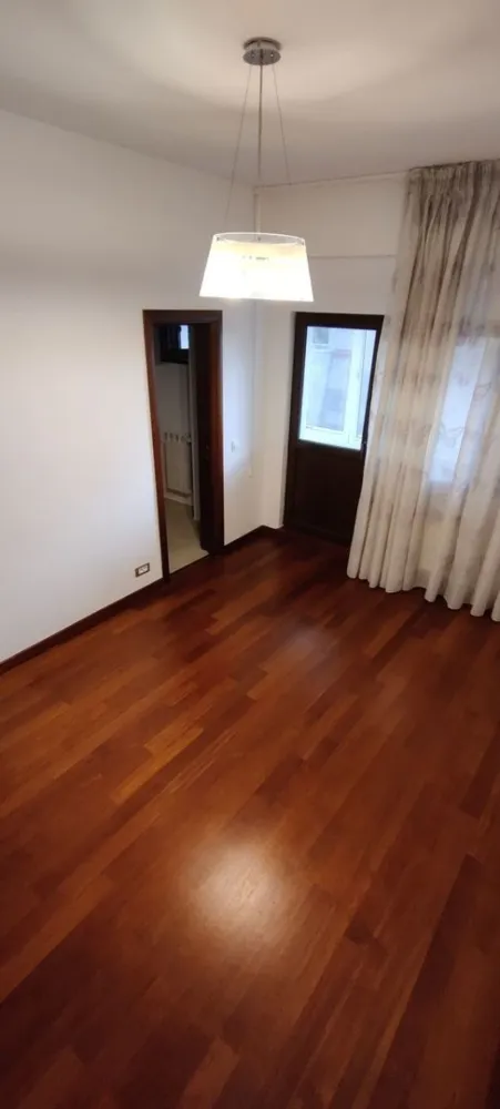 Dorobanți 4 camere - Apartament generos cu trei dormitoare care ofera spatii pentru intreaga familie si se afla intr-o zona cu access facil la scoli, piete, magazine, restaurante/cafenele si mijloace de transport. Compartimentarea este de tip decomandat, are 97 mp utili si este situat la etajul 4/5 al unui bloc construit in 1993, are vedere mixta, doua balcoane închise, doua bai plus un grup sanitar de serviciu. Incalzirea se face prin intermediul centralei de bloc. A fost renovat recent cu materiale si finisaje de cea mai buna calitate si se vinde complet utilat (plita, cuptor, frigider, masina spalat rufe, ACx2) şi câteva obiecte de mobilier. Pentru mai multe detalii sau pentru a programa o vizionare, te invit sa lasi un mesaj. Pret: 349.000 euro