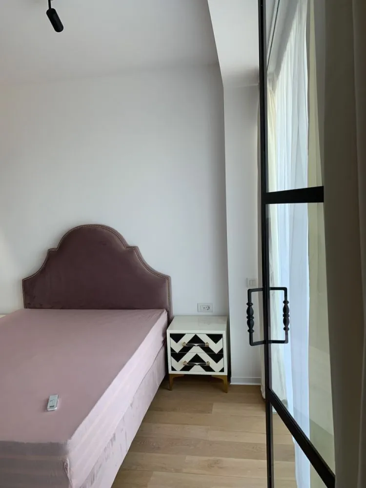 De inchiriat ap.2 camere One Mircea Eliade,sector1,Bucuresti - Proprietar,inchiriez ap.2camere situat in complexul exclusivist One Mircea Eliade din zona Floreasca,proprietatea se afla la etajul 5,dispune de 60mp utili,utilat si mobilat premium complet,tv,semineu cu vedere in living si dormitor,draperii actionate electric cu telecomanda,frigider,cuptor si plita electrica,hota,masina de spalat vase AEG,masina de spalat rufe si uscator separat AEG,clima in toata casa,incalzire prin pardoseala,usa blindata,supraveghere video si paza 24/7,ansamblu rezidential cu acces securizat,loc de parcare la subteran inclus,anul constructiei 2021.