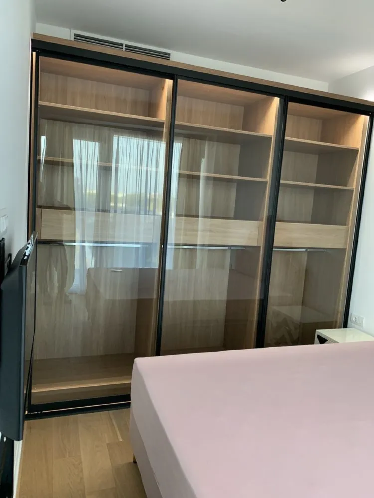 De inchiriat ap.2 camere One Mircea Eliade,sector1,Bucuresti - Proprietar,inchiriez ap.2camere situat in complexul exclusivist One Mircea Eliade din zona Floreasca,proprietatea se afla la etajul 5,dispune de 60mp utili,utilat si mobilat premium complet,tv,semineu cu vedere in living si dormitor,draperii actionate electric cu telecomanda,frigider,cuptor si plita electrica,hota,masina de spalat vase AEG,masina de spalat rufe si uscator separat AEG,clima in toata casa,incalzire prin pardoseala,usa blindata,supraveghere video si paza 24/7,ansamblu rezidential cu acces securizat,loc de parcare la subteran inclus,anul constructiei 2021.