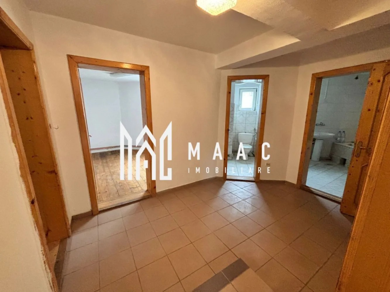 Casa Individuala | 12 Camere | 480MP | Teren380 MP | Central - MAAC Imobiliare vă prezintă spre vânzare o casă individuală de 12 camere, situată în zona centrală a Sibiului. Caracteristici: Suprafață utilă: 480 mp Suprafață teren: 380 mp Amprentă la sol: 160 mp Teren liber: 220 mp Deschidere la stradă: aprox. 10 ml Structură: beton + cărămidă Compartimentare: Subsol (S): pivniță pe toată amprenta casei – ideală pentru depozitare sau spații tehnice Parter (P): hol de acces, 4 camere, 2 băi Etaj (E): compartimentare identică cu parterul (4 camere + 2 băi) Mansardă (M): compartimentare identică (4 camere + 2 băi) Balcon: la primul nivel, acces direct dintr-un dormitor Dotări și finisaje: Încălzire cu centrală proprie și calorifere Acces auto direct din stradă Garaj propriu Pereți și structuri solide, construcție gândită inițial pentru clinică (plăci de beton între etaje) Se vinde nemobilată, exact ca în fotografii Potențial și utilizare: Proprietatea oferă multiple posibilități de utilizare: Locuință personală Sediu de firmă / birouri Clinică medicală / cabinet stomatologic (destinația inițială a clădirii) Unitate de cazare (pensiune, hostel, apart-hotel) Spațiu educațional sau de coworking Pentru mai multe detalii sau pentru a programa o vizionare, vă rugăm să ne contactați. Specificați ID-ul CP2741934. }}