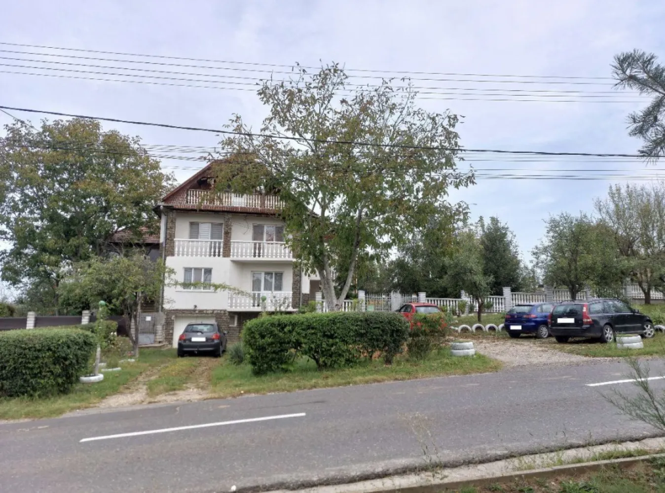 Casa de vanzare in Viile Satu Mare - Vand casa in centrul com. Viile Satu Mare, posibil pentru mai multe familii. 500m2 cu 10 ari teren. Va rog sa fiu contactat telefonic pt mai multe detalii.