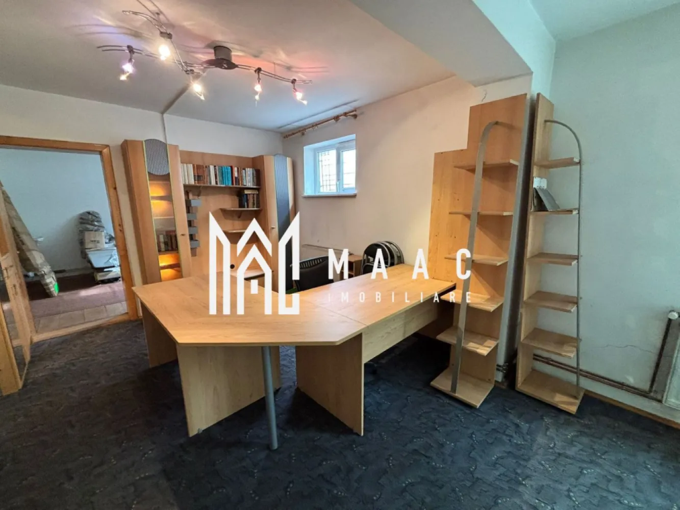 Casa Individuala | 12 Camere | 480MP | Teren380 MP | Central - MAAC Imobiliare vă prezintă spre vânzare o casă individuală de 12 camere, situată în zona centrală a Sibiului. Caracteristici: Suprafață utilă: 480 mp Suprafață teren: 380 mp Amprentă la sol: 160 mp Teren liber: 220 mp Deschidere la stradă: aprox. 10 ml Structură: beton + cărămidă Compartimentare: Subsol (S): pivniță pe toată amprenta casei – ideală pentru depozitare sau spații tehnice Parter (P): hol de acces, 4 camere, 2 băi Etaj (E): compartimentare identică cu parterul (4 camere + 2 băi) Mansardă (M): compartimentare identică (4 camere + 2 băi) Balcon: la primul nivel, acces direct dintr-un dormitor Dotări și finisaje: Încălzire cu centrală proprie și calorifere Acces auto direct din stradă Garaj propriu Pereți și structuri solide, construcție gândită inițial pentru clinică (plăci de beton între etaje) Se vinde nemobilată, exact ca în fotografii Potențial și utilizare: Proprietatea oferă multiple posibilități de utilizare: Locuință personală Sediu de firmă / birouri Clinică medicală / cabinet stomatologic (destinația inițială a clădirii) Unitate de cazare (pensiune, hostel, apart-hotel) Spațiu educațional sau de coworking Pentru mai multe detalii sau pentru a programa o vizionare, vă rugăm să ne contactați. Specificați ID-ul CP2741934. }}