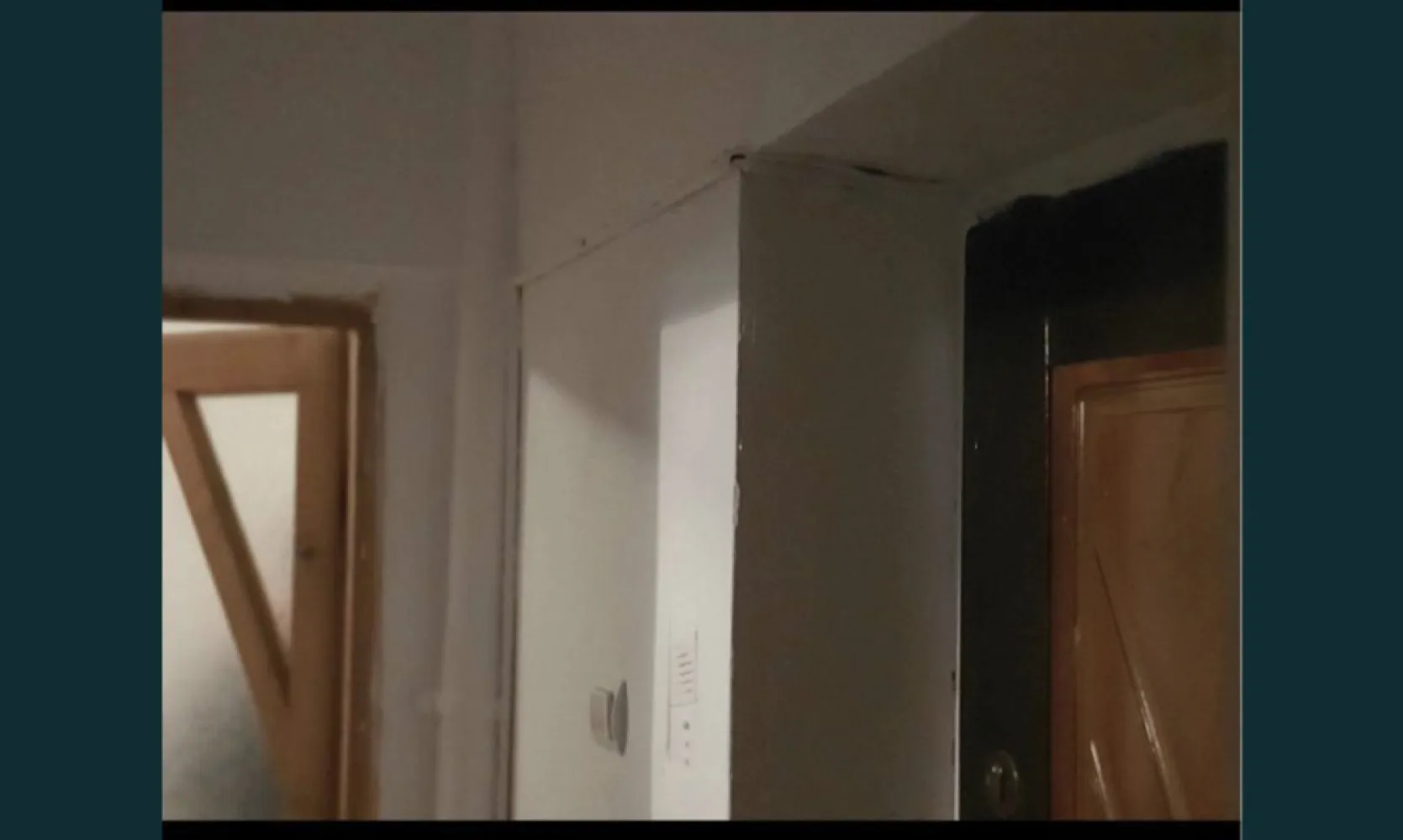 Apartament 3 camere, plus Balcon - Apartament 3 Camere Decomandat 40 m plus Balcon de 3 metri este situat la etajul 4 Strada Minerilor intersectia cu Mioritei Centrala,Aer Conditionat Geamuri din Termopan m-ai multe detali la telefon.
