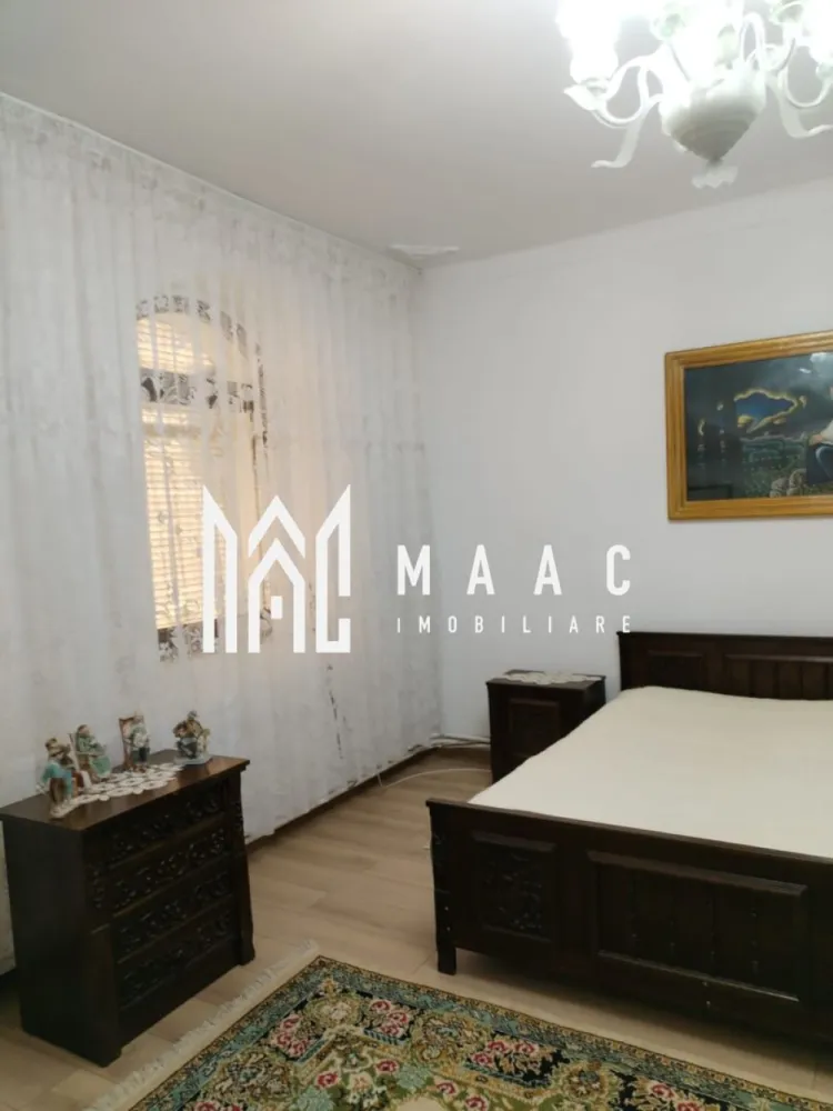 Casa Individuala | 12 Camere | 480MP | Teren380 MP | Central - MAAC Imobiliare vă prezintă spre vânzare o casă individuală de 12 camere, situată în zona centrală a Sibiului. Caracteristici: Suprafață utilă: 480 mp Suprafață teren: 380 mp Amprentă la sol: 160 mp Teren liber: 220 mp Deschidere la stradă: aprox. 10 ml Structură: beton + cărămidă Compartimentare: Subsol (S): pivniță pe toată amprenta casei – ideală pentru depozitare sau spații tehnice Parter (P): hol de acces, 4 camere, 2 băi Etaj (E): compartimentare identică cu parterul (4 camere + 2 băi) Mansardă (M): compartimentare identică (4 camere + 2 băi) Balcon: la primul nivel, acces direct dintr-un dormitor Dotări și finisaje: Încălzire cu centrală proprie și calorifere Acces auto direct din stradă Garaj propriu Pereți și structuri solide, construcție gândită inițial pentru clinică (plăci de beton între etaje) Se vinde nemobilată, exact ca în fotografii Potențial și utilizare: Proprietatea oferă multiple posibilități de utilizare: Locuință personală Sediu de firmă / birouri Clinică medicală / cabinet stomatologic (destinația inițială a clădirii) Unitate de cazare (pensiune, hostel, apart-hotel) Spațiu educațional sau de coworking Pentru mai multe detalii sau pentru a programa o vizionare, vă rugăm să ne contactați. Specificați ID-ul CP2741934. }}
