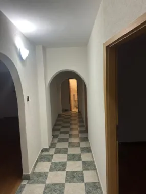 ageuropa.ro vinde apt. cu 4 cam. RENOVAT, 106mp, etaj 1 în zona SOARELUI.