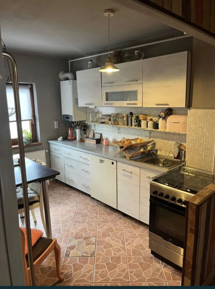 De vanzare apartament cu 3 camere - Apartament situat in MV1, compus din 3 camere decomandate, 1 bucătărie, 2 băi, 1 hol, 1 debara, 2 balcoane , uscator, cu loc de parcare. Acoperisul este intretinuta, Centrala termica nou cu garantie. Scara compusa din 10 apartamente cu parcare , zona linistita. Mai multe informatii : 07******44
