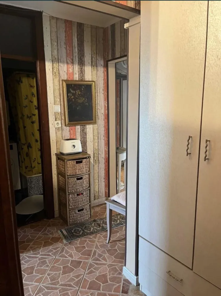 De vanzare apartament cu 3 camere - Apartament situat in MV1, compus din 3 camere decomandate, 1 bucătărie, 2 băi, 1 hol, 1 debara, 2 balcoane , uscator, cu loc de parcare. Acoperisul este intretinuta, Centrala termica nou cu garantie. Scara compusa din 10 apartamente cu parcare , zona linistita. Mai multe informatii : 07******44
