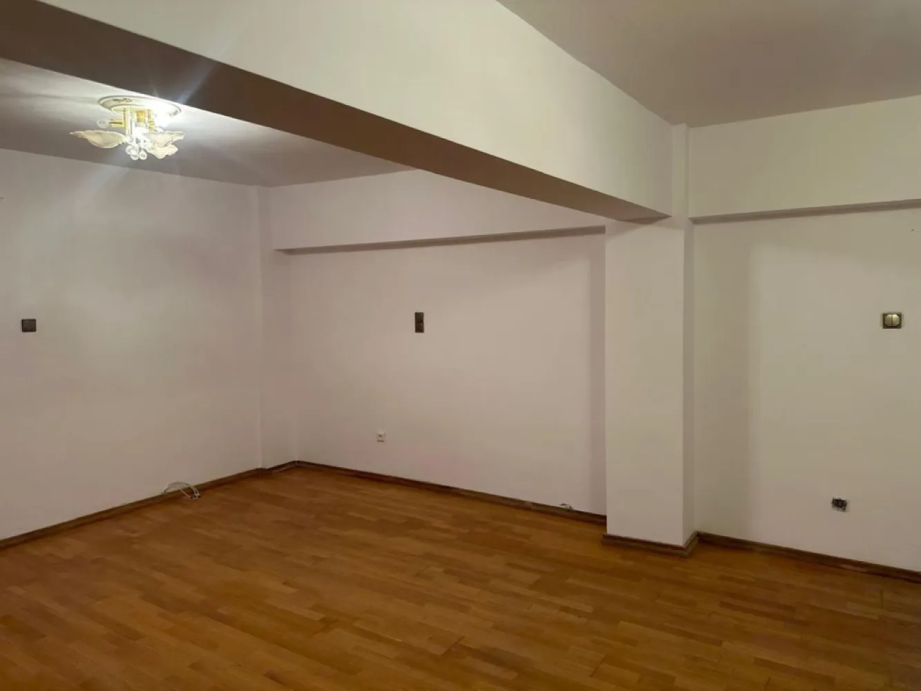 ageuropa.ro vinde apt. cu 4 cam. RENOVAT, 106mp, etaj 1 în zona SOARELUI.