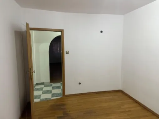 ageuropa.ro vinde apt. cu 4 cam. RENOVAT, 106mp, etaj 1 în zona SOARELUI.
