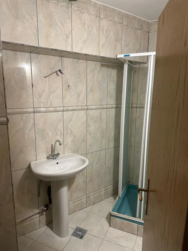 ageuropa.ro vinde apt. cu 4 cam. RENOVAT, 106mp, etaj 1 în zona SOARELUI.