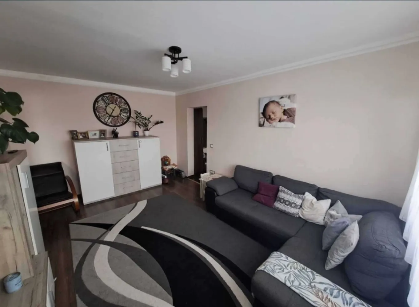 Aprtament 3 camere Carei - Apartament situat in MV1, compus din 3 camere, 1 bucătărie, 2 băi, 1 hol, 1 balcoane, cu loc de parcare. Apartamentul a fost renovat complet in anul 2016. Imobilul este dotat cu centrală proprie pe gaz cu calorifere, ușă de intrare metalică, gresie și faianță, parchet lamelar, geamuri termopan cu rulouri, aparat de climatizare, interfon. Tel. 07*******46
