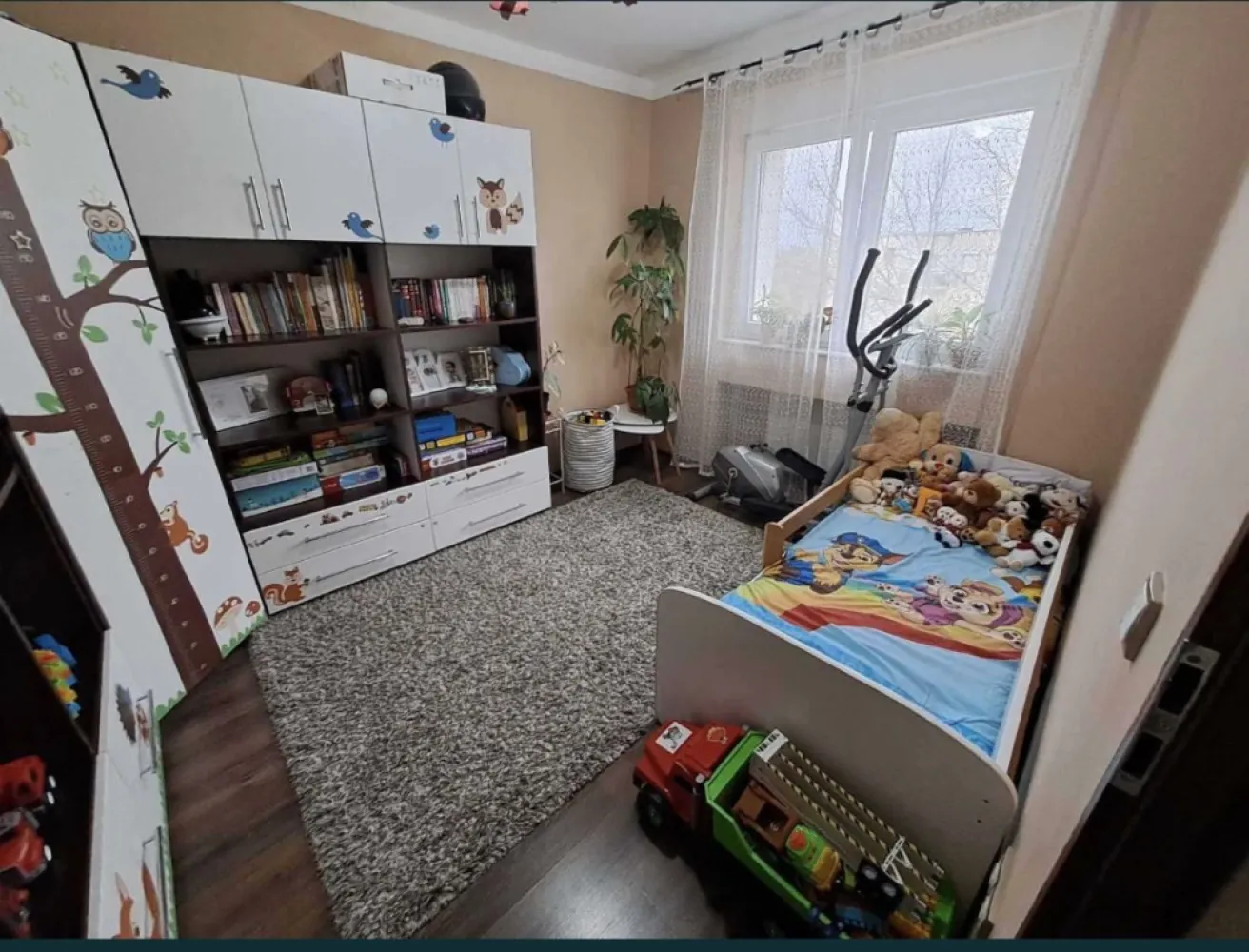Aprtament 3 camere Carei - Apartament situat in MV1, compus din 3 camere, 1 bucătărie, 2 băi, 1 hol, 1 balcoane, cu loc de parcare. Apartamentul a fost renovat complet in anul 2016. Imobilul este dotat cu centrală proprie pe gaz cu calorifere, ușă de intrare metalică, gresie și faianță, parchet lamelar, geamuri termopan cu rulouri, aparat de climatizare, interfon. Tel. 07*******46