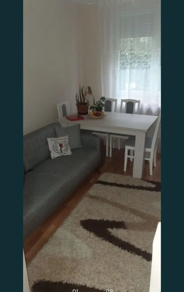 Apartament 3 camere gata finisat/mobilat! - Apartament compus din 3 camere situat pe strada Postavaru, zona Carpați ( 2 dormitoare si un living ) , baie, bucatarie, balcon ingradit, gradina , loc de parcare rezervat . Finisat în totalitate! Conducte noi! Instalații electrice schimbate! În totalitate finisat în 2022! De la A la Z finisat si schimbat Se vinde cu mobila de bucatarie, hota ! Piatră decorativă în camera mare si pe hol Dormitoarele mobilate Oglindă cu dulap pe hol și cuier nou făcut special! Microcentrala! Geamuri termopane noi cu jaluzele si plasă de insecte Balcon de 3mp cu incalzire, geam termopan Debara nou! În apropierea blocului: școală, grădiniță, supermarket, restaurant, stație bus/taxi, centru de permanenta / laborator de analize medicale,etc Merită văzut! Preț 73000euro/neg