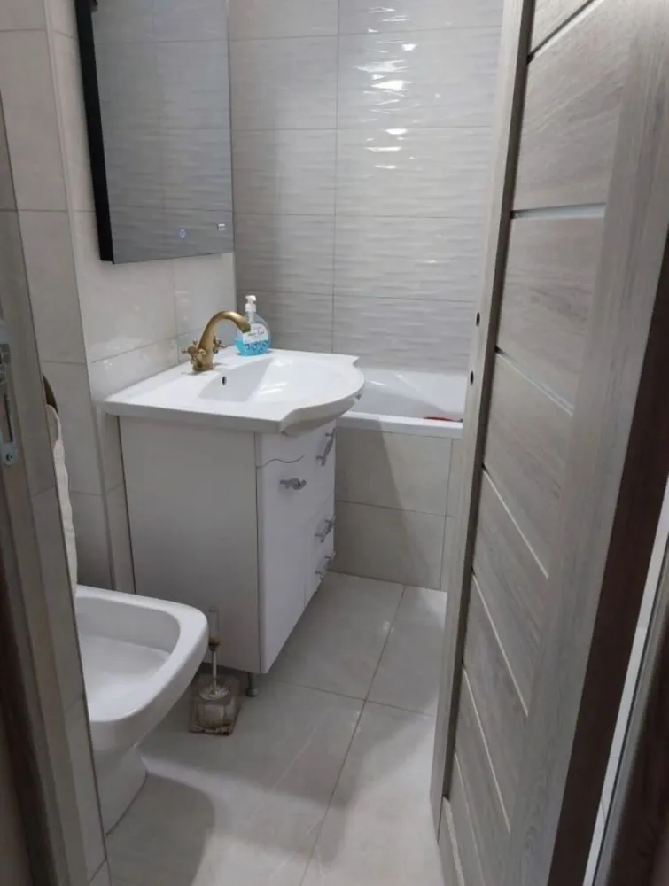 Apartament 3 camere gata finisat/mobilat! - Apartament compus din 3 camere situat pe strada Postavaru, zona Carpați ( 2 dormitoare si un living ) , baie, bucatarie, balcon ingradit, gradina , loc de parcare rezervat . Finisat în totalitate! Conducte noi! Instalații electrice schimbate! În totalitate finisat în 2022! De la A la Z finisat si schimbat Se vinde cu mobila de bucatarie, hota ! Piatră decorativă în camera mare si pe hol Dormitoarele mobilate Oglindă cu dulap pe hol și cuier nou făcut special! Microcentrala! Geamuri termopane noi cu jaluzele si plasă de insecte Balcon de 3mp cu incalzire, geam termopan Debara nou! În apropierea blocului: școală, grădiniță, supermarket, restaurant, stație bus/taxi, centru de permanenta / laborator de analize medicale,etc Merită văzut! Preț 73000euro/neg
