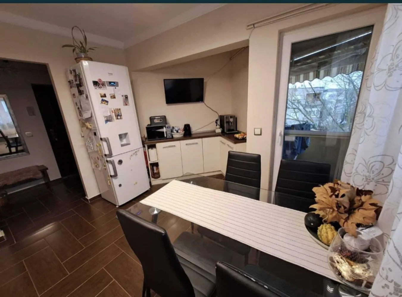 Aprtament 3 camere Carei - Apartament situat in MV1, compus din 3 camere, 1 bucătărie, 2 băi, 1 hol, 1 balcoane, cu loc de parcare. Apartamentul a fost renovat complet in anul 2016. Imobilul este dotat cu centrală proprie pe gaz cu calorifere, ușă de intrare metalică, gresie și faianță, parchet lamelar, geamuri termopan cu rulouri, aparat de climatizare, interfon. Tel. 07*******46
