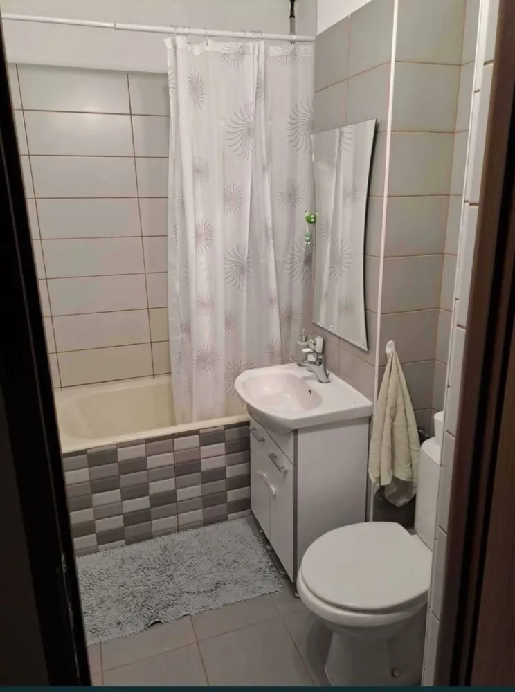 Aprtament 3 camere Carei - Apartament situat in MV1, compus din 3 camere, 1 bucătărie, 2 băi, 1 hol, 1 balcoane, cu loc de parcare. Apartamentul a fost renovat complet in anul 2016. Imobilul este dotat cu centrală proprie pe gaz cu calorifere, ușă de intrare metalică, gresie și faianță, parchet lamelar, geamuri termopan cu rulouri, aparat de climatizare, interfon. Tel. 07*******46