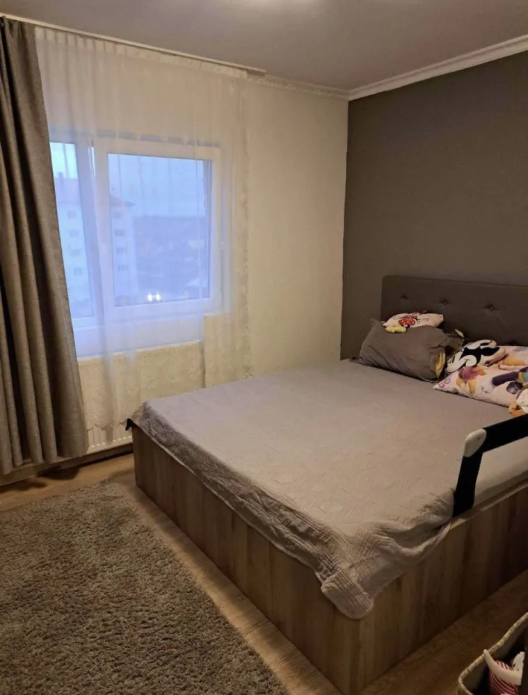 Ag EUROPA vinde apartament în Ardud. - Agenția EUROPA vinde apartament cu 2 camere in Ardud,proaspăt renovat,dotat cu centrala termica și aparat de aer condiționat. Apartamentul se vinde mobilat,la înțelegere cu electrocasnice.pret 33000€