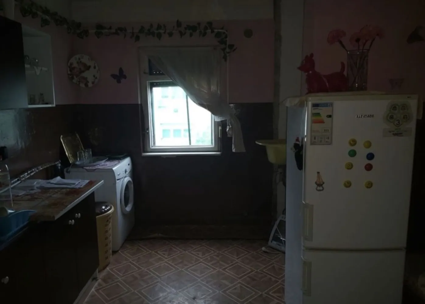 Apartament cu 3 camere de vanzare - apartament cu 3 camere de vanzare,decomandat,MV 1 ,et. 4, necesita renovare pret:42.000 € usor negociabil