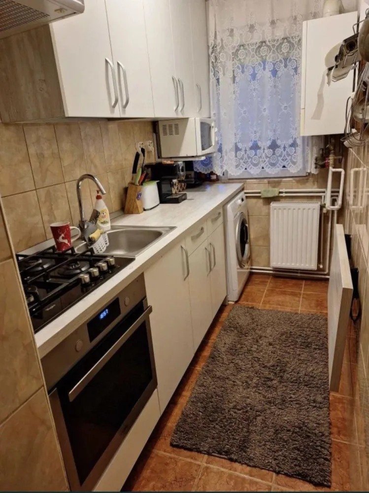 Vand sau schimb apartament - Vand sau schimb apartament cu 2 camere cu unul cu 3 sau 4 camere. Apartamentul se afla in micro 15, parter, geamuri termopan, centrala termica, izolat, bucataria ramane mobilata.
