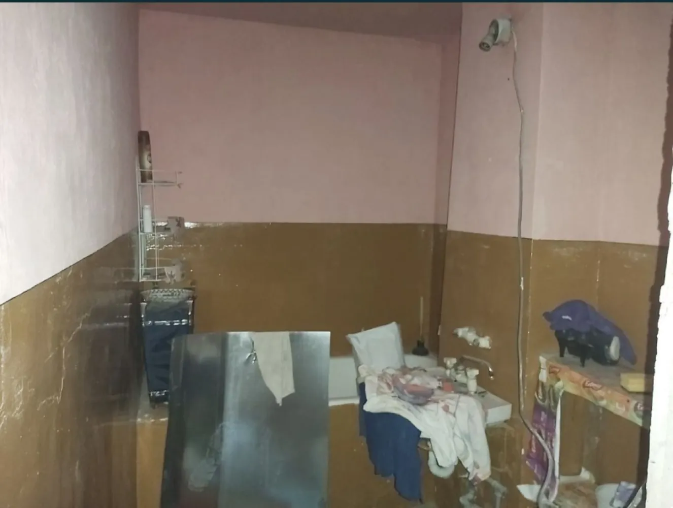 Apartament cu 3 camere de vanzare - apartament cu 3 camere de vanzare,decomandat,MV 1 ,et. 4, necesita renovare pret:42.000 € usor negociabil