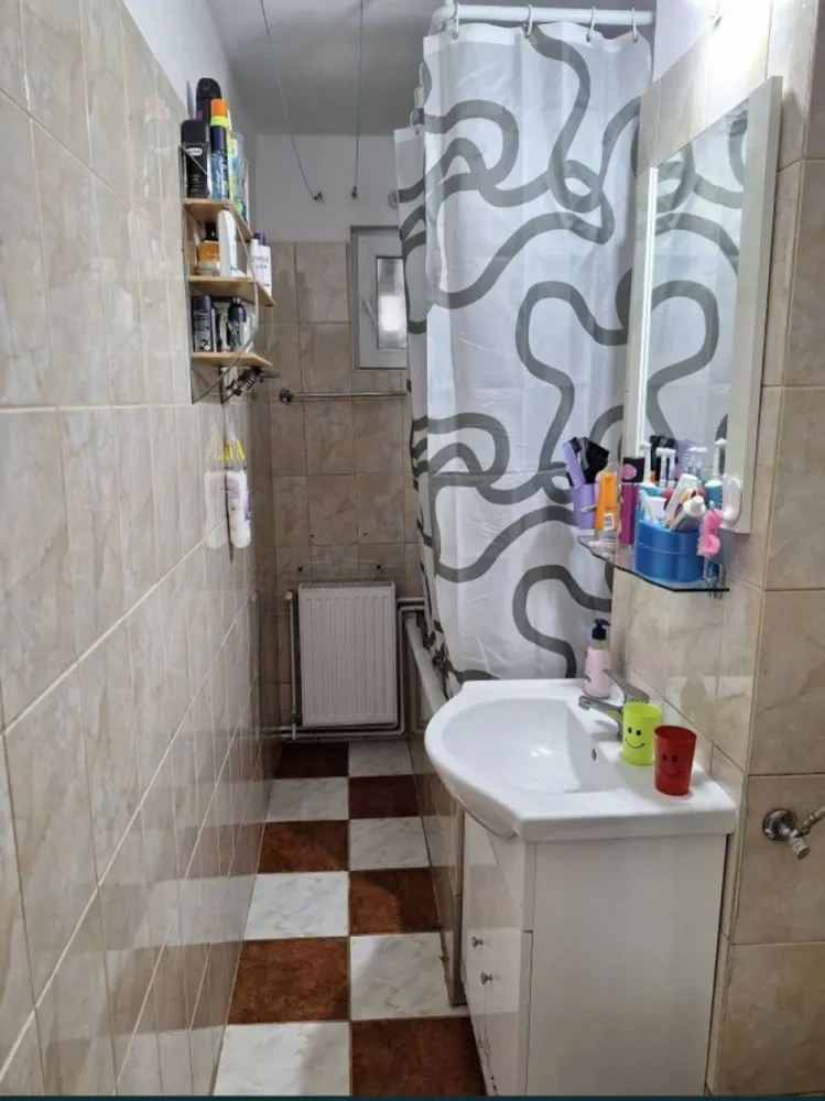 Vand sau schimb apartament - Vand sau schimb apartament cu 2 camere cu unul cu 3 sau 4 camere. Apartamentul se afla in micro 15, parter, geamuri termopan, centrala termica, izolat, bucataria ramane mobilata.