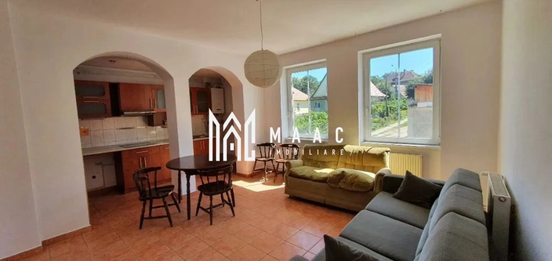 Casa cu 4 apartamente / 9 camere | Ultracentral | Curte - Va propunem spre vanzare o casa superba in zona centrala a Sibiului. Casa este formata din 2 apartamente si 2 garsoniere, cu un pod inalt si curte de 900 mp in indiviziune cu inca o familie. - Primul apartament are 100 mp si este format din 2 camere, 1 bucatarie, baie, hol spatios, camara, camera centralei. - Cel de al 2 lea apartament are tot 100 mp si este format din 4 camere, 1 bucatarie, baie, hol spatios. - O garsoniera are 56mp, 1 bucatarie, baie si hol. - A 2-A garsoniera are 46mp, bucatarie si baie - Podul are 100mp si o inaltime de peste 3m, putand fi mansardat. Avand in vedere compartimentarea, aceasta casa poate fi folosita ca rezidenta dar se preteaza si altor activitati comerciale. Aparatamentele au intrari si utilitati separate si se pot folosi/inchiria separat. Zona este linistita, selecta, aproape de centre sanitare, culturale, de invatamant, etc Pentru mai multe detalii, precizati telefonic ca ati vazut anuntul cu ID: CP2741782 }}