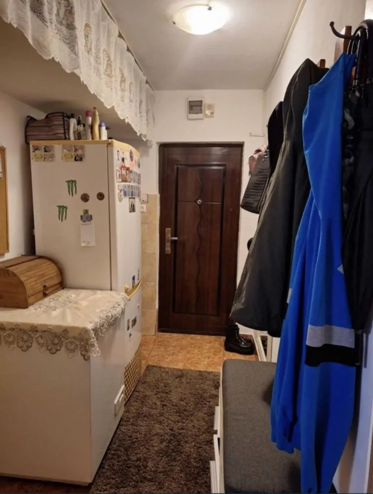Vand sau schimb apartament - Vand sau schimb apartament cu 2 camere cu unul cu 3 sau 4 camere. Apartamentul se afla in micro 15, parter, geamuri termopan, centrala termica, izolat, bucataria ramane mobilata.