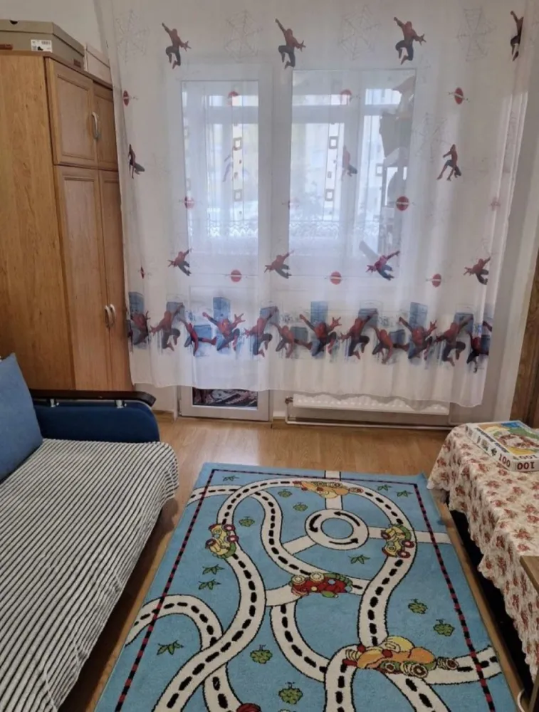 Vand sau schimb apartament - Vand sau schimb apartament cu 2 camere cu unul cu 3 sau 4 camere. Apartamentul se afla in micro 15, parter, geamuri termopan, centrala termica, izolat, bucataria ramane mobilata.