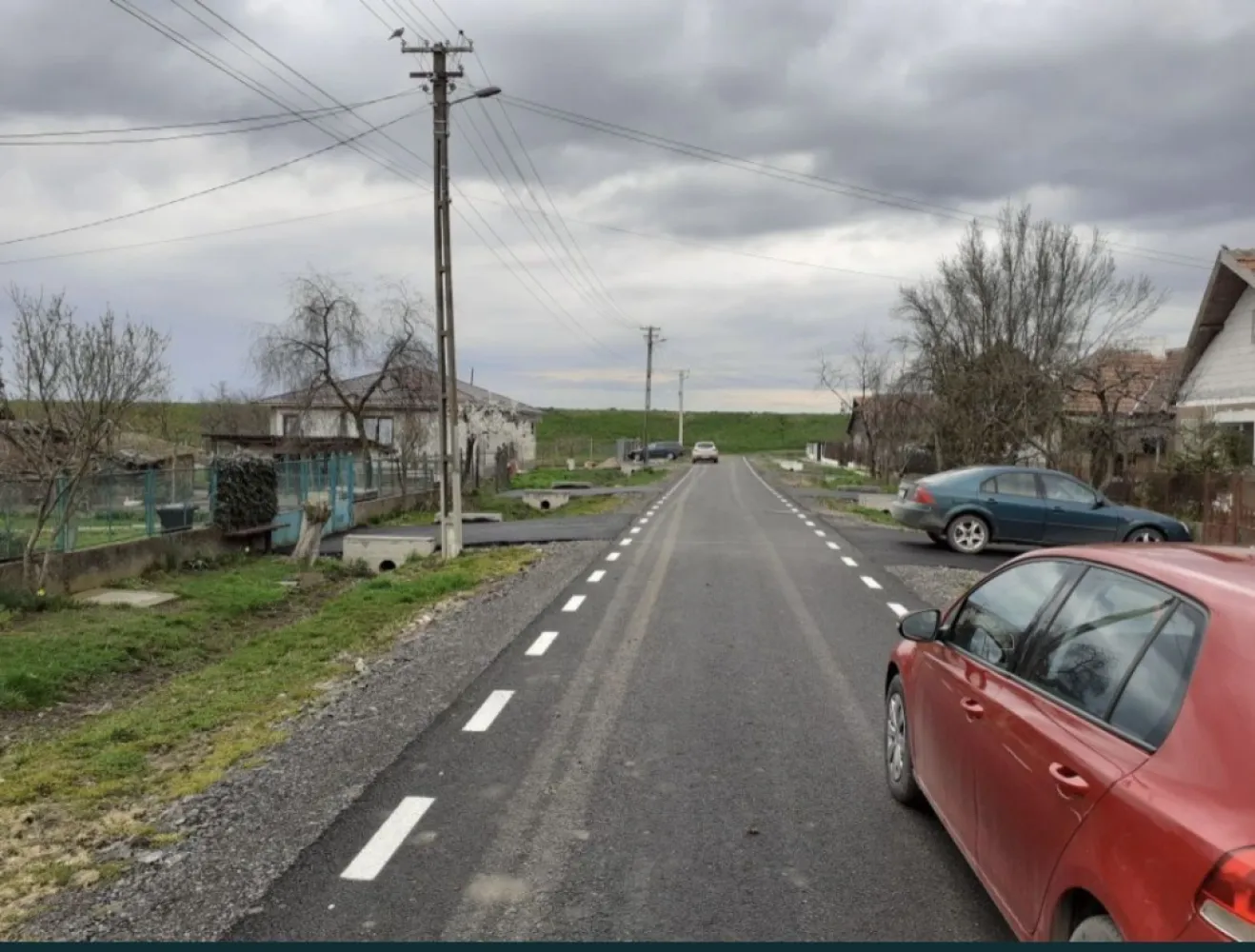 Teren intravilan Oar - Vand teren intravilan in suprafata de 1500 mp., front de 17 m, aproape de dig intr-o zona linistita. Proprietatea dispune de toate utilitatile necesare (apa, canalizare, gaz si curent electric monofazic si trifazic), drum proaspat asfaltat.