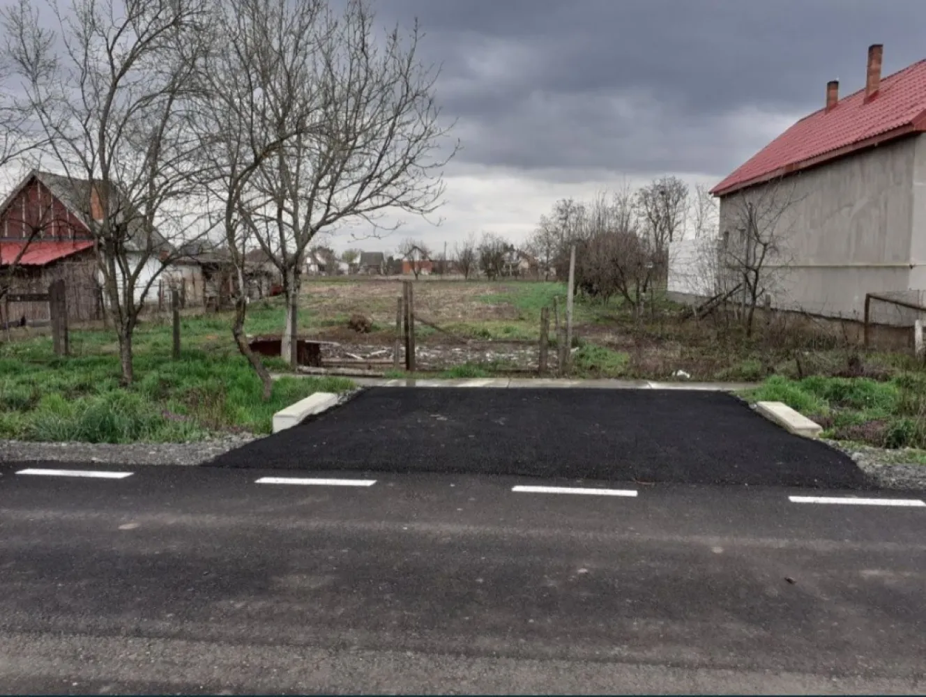 Teren intravilan Oar - Vand teren intravilan in suprafata de 1500 mp., front de 17 m, aproape de dig intr-o zona linistita. Proprietatea dispune de toate utilitatile necesare (apa, canalizare, gaz si curent electric monofazic si trifazic), drum proaspat asfaltat.