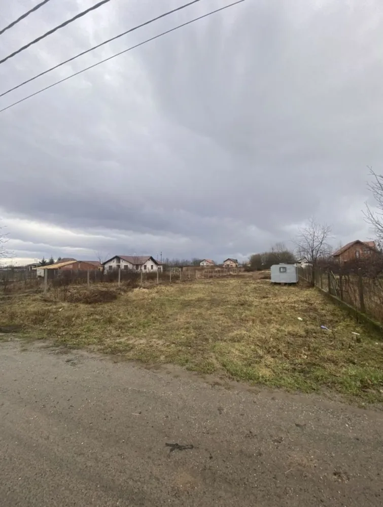 Vand teren 17 arii - Vand teren 17.5 arii langa uzina de apa aproape de Martinesti pe strada Izvoarelor Utilitati: apa, canal, gaz si canalizare Strada este asfaltata Pretul este per ar